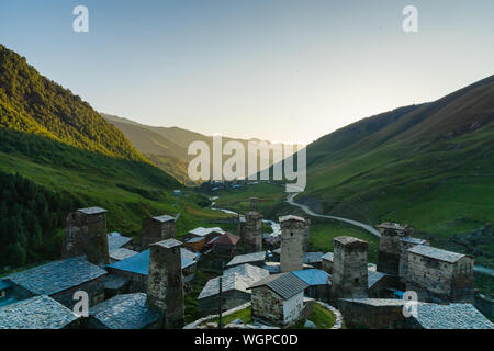 Harderwijk Dorf Landschaft bei Sonnenuntergang in der Region Swanetien, Georgia. Stockfoto