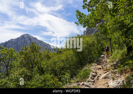 Starigrad Paklenica, Sibenik/Kroatien - 17. 08. 2019, schönen sonnigen Tag im Velebit Gebirge, Menschen Wandern und Klettern im Freien. Stockfoto