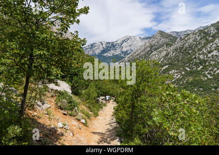 Starigrad Paklenica, Sibenik/Kroatien - 17. 08. 2019, schönen sonnigen Tag im Velebit Gebirge, Menschen Wandern und Klettern im Freien. Stockfoto