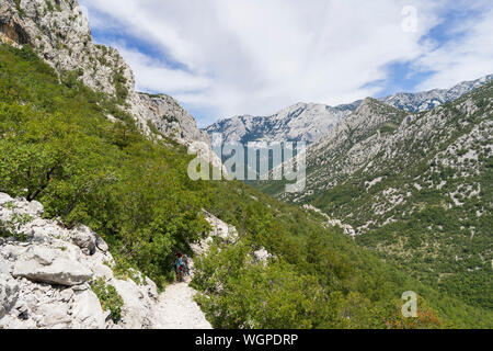 Starigrad Paklenica, Sibenik/Kroatien - 17. 08. 2019, schönen sonnigen Tag im Velebit Gebirge, Menschen Wandern und Klettern im Freien. Stockfoto