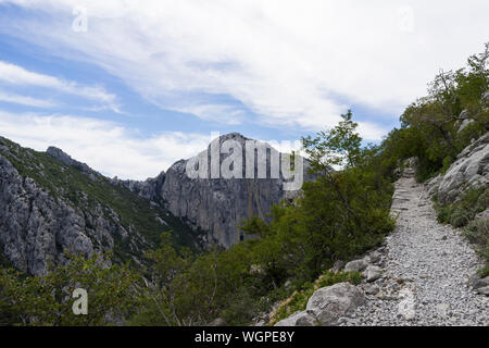 Starigrad Paklenica, Sibenik/Kroatien - 17. 08. 2019, schönen sonnigen Tag im Velebit Gebirge, Menschen Wandern und Klettern im Freien. Stockfoto