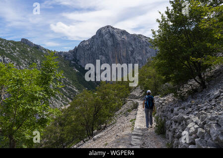 Starigrad Paklenica, Sibenik/Kroatien - 17. 08. 2019, schönen sonnigen Tag im Velebit Gebirge, Menschen Wandern und Klettern im Freien. Stockfoto