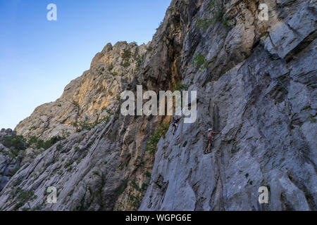 Starigrad Paklenica, Sibenik/Kroatien - 17. 08. 2019, schönen sonnigen Tag im Velebit Gebirge, Menschen Wandern und Klettern im Freien. Stockfoto