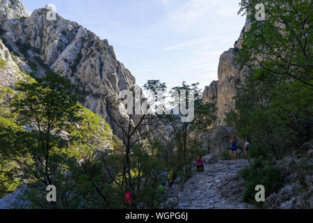 Starigrad Paklenica, Sibenik/Kroatien - 17. 08. 2019, schönen sonnigen Tag im Velebit Gebirge, Menschen Wandern und Klettern im Freien. Stockfoto