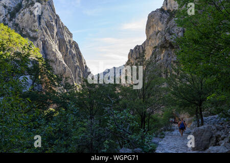 Starigrad Paklenica, Sibenik/Kroatien - 17. 08. 2019, schönen sonnigen Tag im Velebit Gebirge, Menschen Wandern und Klettern im Freien. Stockfoto