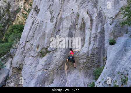 Starigrad Paklenica, Sibenik/Kroatien - 17. 08. 2019, schönen sonnigen Tag im Velebit Gebirge, Menschen Wandern und Klettern im Freien. Stockfoto