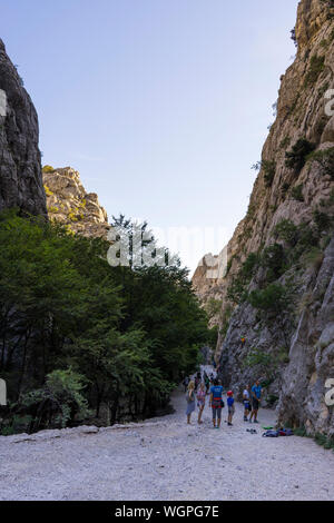 Starigrad Paklenica, Sibenik/Kroatien - 17. 08. 2019, schönen sonnigen Tag im Velebit Gebirge, Menschen Wandern und Klettern im Freien. Stockfoto