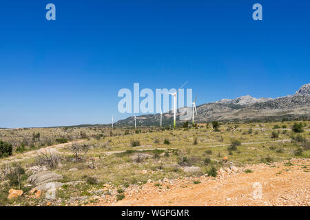 Sibenik/Kroatien 08-18-2019, Windmühlen auf dem Feld in der Nähe Bergen, warmen sonnigen Tag mit blauem Himmel in Dalmatien Stockfoto