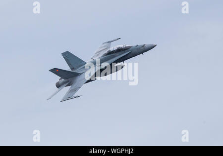 Toronto, Kanada. 1. Sep 2019. Eine CF-18 Hornet der Royal Canadian Air Force führt während der 2019 Canadian International Air Show in Toronto, Kanada, Sept. 1, 2019. Die jährliche Veranstaltung wird hier von Jan. 31 bis Sept. 2 statt. Credit: Zou Zheng/Xinhua Stockfoto