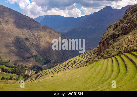 Inka landwirtschaftlichen Terrassen in den Ruinen von Pisac Stadt im Heiligen Tal, Cuzco, Peru Stockfoto