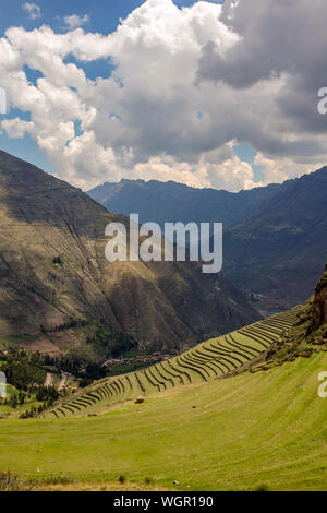 Inka landwirtschaftlichen Terrassen in den Ruinen von Pisac Stadt im Heiligen Tal, Cuzco, Peru Stockfoto