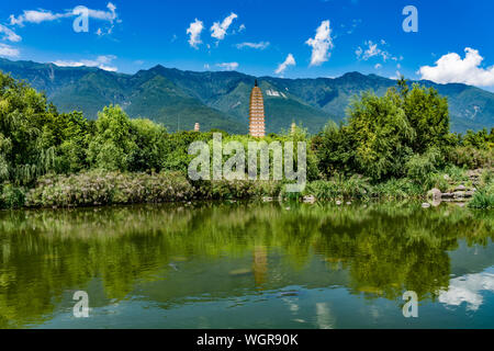 Die drei Pagoden des Chongsheng Tempel in der Nähe von Dali Altstadt, Provinz Yunnan, China. Berge im Hintergrund sichtbar. Stockfoto