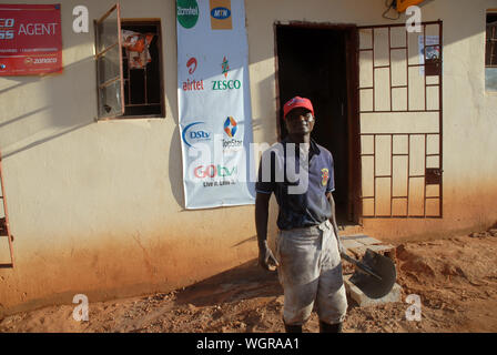 Tankstelle Mitarbeiter Telefonzentrale, Sambia, Afrika. Stockfoto