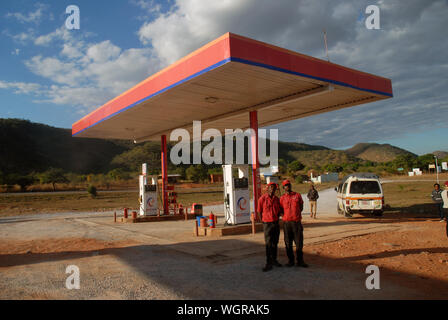 Tankstelle Mitarbeiter Telefonzentrale, Sambia, Afrika. Stockfoto