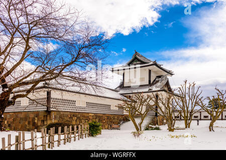 Kanazawa, Japan in das Schloss im Winter mit Schnee. Stockfoto