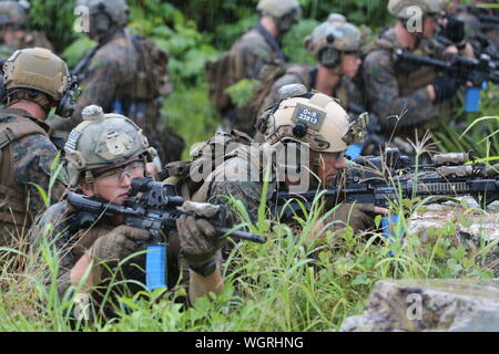 Us-Marines mit 3 Reconnaissance Bataillon, 3rd Marine Division, mit denen der Strand für die Kräfte von Special Operations Command Australien und US Air Force 36. Bauingenieur Squadron die Beseitigung von Explosivstoffen während einer Ausbildung Evolution als Teil der Übung HYDRACRAB in Santa Rita, Guam, 26.08.2019. HYDRACRAB ist eine multilaterale Übung mit US-Marines und Matrosen mit militärischen Service Mitglieder aus Australien, Kanada und Neuseeland. Der Zweck dieser Übung ist es, den Teilnehmenden die Beseitigung von Explosivstoffen Kräfte zu bedienen als ein integriertes, fähig zu bereiten, ein Stockfoto