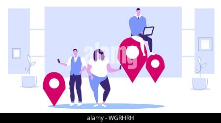 Menschen die Verwendung von Minianwendungen online Navigation app Konzept Männer Frauen in der Nähe von Standortmarkierungen geo Tags gps-Zeiger moderne Büro innen Skizze in voller Länge Stock Vektor