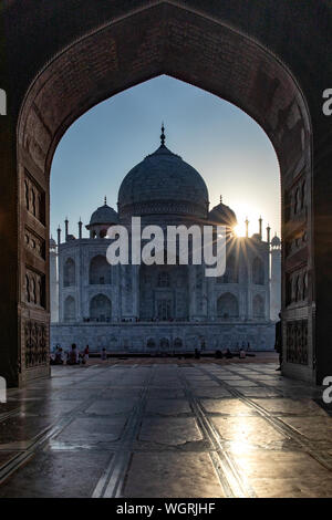 Sunburst nur über das Taj Mahal gesehen durch den Bogen auf die Moschee. Stockfoto