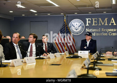 Präsident Donald Trump führt ein Hurrikan Dorian Briefing in der Federal Emergency Management Agency, Washington, D.C., Sept. 1, 2019. (U.S. Army National Guard Foto von Sgt. 1. Klasse Jim Greenhill) Stockfoto