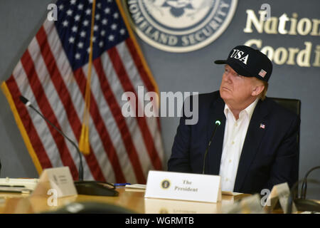 Präsident Donald Trump führt ein Hurrikan Dorian Briefing in der Federal Emergency Management Agency, Washington, D.C., Sept. 1, 2019. (U.S. Army National Guard Foto von Sgt. 1. Klasse Jim Greenhill) Stockfoto