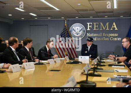 Präsident Donald Trump führt ein Hurrikan Dorian Briefing in der Federal Emergency Management Agency, Washington, D.C., Sept. 1, 2019. (U.S. Army National Guard Foto von Sgt. 1. Klasse Jim Greenhill) Stockfoto