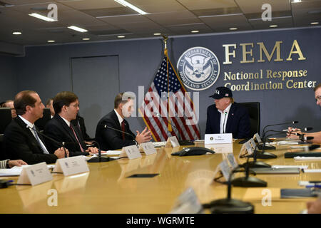 Präsident Donald Trump führt ein Hurrikan Dorian Briefing in der Federal Emergency Management Agency, Washington, D.C., Sept. 1, 2019. (U.S. Army National Guard Foto von Sgt. 1. Klasse Jim Greenhill) Stockfoto