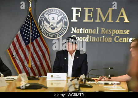 Präsident Donald Trump führt ein Hurrikan Dorian Briefing in der Federal Emergency Management Agency, Washington, D.C., Sept. 1, 2019. (U.S. Army National Guard Foto von Sgt. 1. Klasse Jim Greenhill) Stockfoto