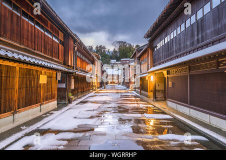 Kanazawa, Japan street Szene an Higashichaya Bezirk im Winter. Stockfoto