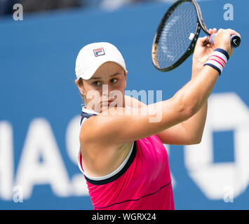 New York, Vereinigte Staaten. 01 Sep, 2019. Ashleigh Barty (Australien) in Aktion während der Runde 4 der US Open Meisterschaft gegen Qiang Wang (China) an Billie Jean King National Tennis Center (Foto von Lew Radin/Pacific Press) Quelle: Pacific Press Agency/Alamy leben Nachrichten Stockfoto