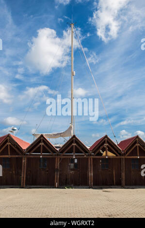 Fischer Hütten von Cabanas de Tavira, Portugal. Bewölkt blauer Himmel und hoher Mast als Hintergrund Stockfoto