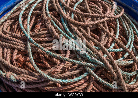 Aus durchsichtigem Kunststoff voller Fisher nylon Seile Fischereihafen. Cabanas de Tavira, Portugal Stockfoto