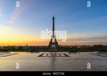 Paris Frankreich City Skyline Sonnenaufgang am Eiffelturm und Trocadero Gärten Stockfoto
