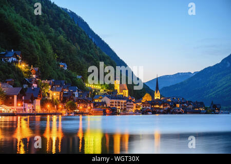 Hallstatt, Österreich, Nacht Natur Landschaft von Hallstatt Dorf mit Blick auf den See und die Berge Stockfoto