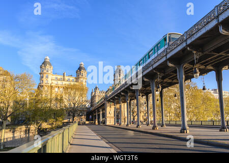Paris Frankreich City Skyline Sonnenaufgang am Fluss Seine und Pont de Bir-Hakeim Brücke mit Paris Metro Stockfoto