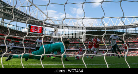 London, Großbritannien. 1. Sep 2019. Tottenham Hotspur der Torhüter Hugo Lloris (Vorne) speichert die Kugel während der Englischen Premier League North London Derby zwischen Arsenal und Tottenham Hotspur im Emirates Stadium in London, Großbritannien an Sept. 1, 2019. Credit: Han Yan/Xinhua/Alamy leben Nachrichten Stockfoto