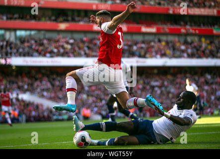 London, Großbritannien. 1. Sep 2019. Von Arsenal Sead Kolasinac (L) Mias mit Tottenham Hotspur von Moussa Sissoko während der Englischen Premier League North London Derby zwischen Arsenal und Tottenham Hotspur im Emirates Stadium in London, Großbritannien an Sept. 1, 2019. Credit: Han Yan/Xinhua/Alamy leben Nachrichten Stockfoto