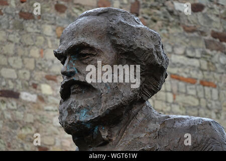 Trier, Deutschland. 28 Aug, 2019. Grünspan hat auf Teile des großen Karl Marx, der seit seinem 200. Geburtstag im Mai 2018 sichtbar stehen auf einem Podest wurde in seiner Geburtsstadt Trier gebildet. Die Statue ist aus Bronze, eine Legierung mit einem Anteil von Zinn und reagiert in einer feuchten Umgebung mit Luft Bestandteile. Dies ist völlig normal und einen gewünschten Prozess, nach Ansicht der Experten Martin Werner aus der Deutschen Kupfer Institut in Düsseldorf. Credit: Harald Tittel/dpa/Alamy leben Nachrichten Stockfoto