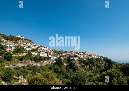 Anzeigen von dhermi Eine Küsten, touristisches Dorf an der Ionischen Küste in Albanien. Stockfoto