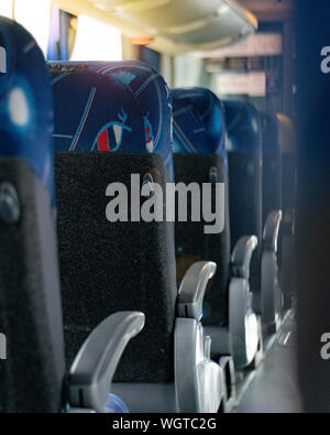 Blaue Sitze in einem Reisebus Innenraum, Flur ansehen und ausgerichtet Stockfoto