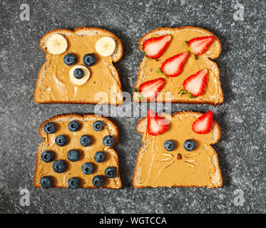 Nussbutter und Früchten vegan Toast. Lustige Tier Gesichter Toast Stockfoto