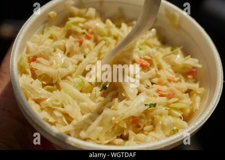 Eine Tasse im amerikanischen Stil, in der Cole Slaw (zum Mitnehmen) Container Stockfoto