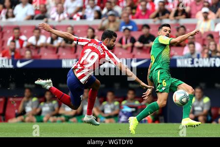 Madrid, Spanien. 1. Sep 2019. Eibar von Sergio Alvarez (R) konkurriert mit Atletico Madrids Diego Costa während der spanischen Liga Match zwischen Atletico Madrid und Eibar in Madrid, Spanien, on Sept. 1, 2019. Credit: Edward F. Peters/Xinhua Stockfoto