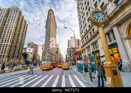 NEW YORK CITY - 15. April: Flatiron Building April 15, 2013 in New York, NY. beendete im Jahre 1902, dem Wahrzeichen Wolkenkratzer bezeichnet ein Wahrzeichen der Stadt war ich Stockfoto