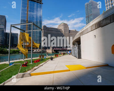 Chicago Riverwalk, öffentliche Kunst und Merchandise Mart. Stockfoto