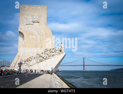Lissabon, Portugal - 26. Juli 2019: Padrao dos Descobrimentos (Denkmal der Entdeckungen), mit Blick auf den Fluss Tejo in Belem. Stockfoto