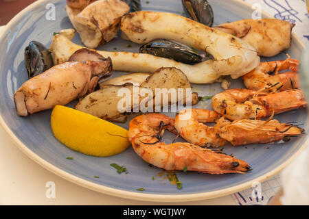 Gebratene gemischte Meeresfrüchte Teller in einem Restaurant in Saranda, Albanien serviert. Stockfoto