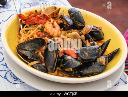 Linguine mit Meeresfrüchten serviert in einem Restaurant in Saranda, Albanien. Stockfoto
