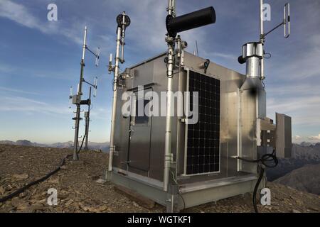 Meteorologische Wetterstation außen Sonnenkollektoren Messgeräte Bourgeau Bergspitze, kanadischen Rocky Mountains, Banff National Park Stockfoto