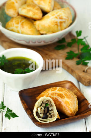 Empanadas mit chimichurri Sauce. Stockfoto