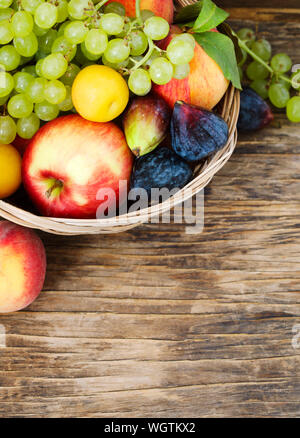 Herbst Früchte im Korb auf Holz- Hintergrund witn Kopie Raum Stockfoto